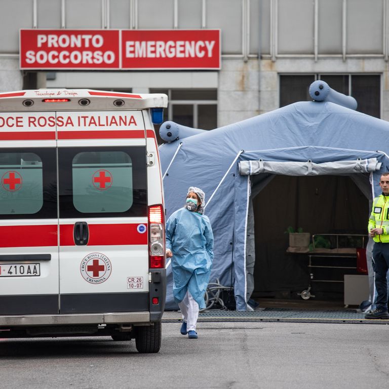 La tenda pre triage allestita fuori dall'ospedale di Cremona&nbsp;