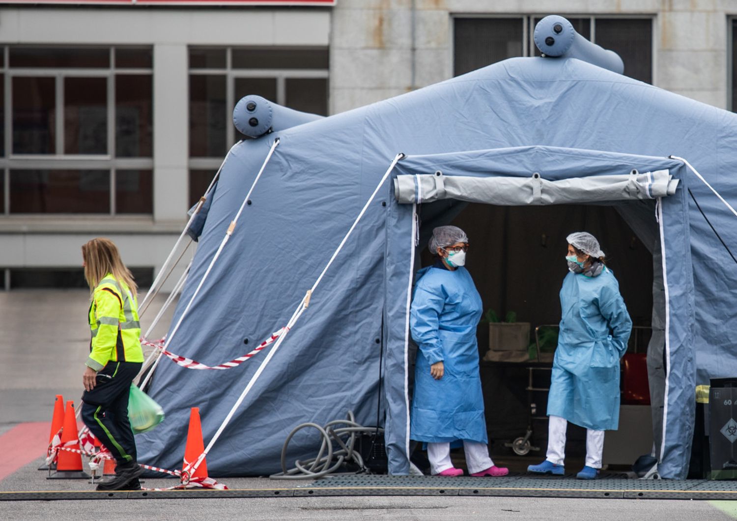 Il triage allestito in una tenda davanti all'ospedale di Cremona