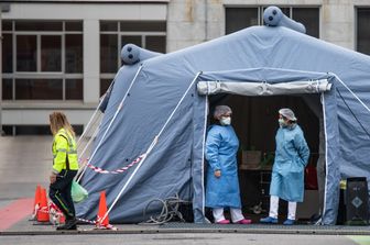Il triage allestito in una tenda davanti all'ospedale di Cremona