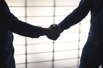 Moratoria per le strette di mano per via del coronavirus