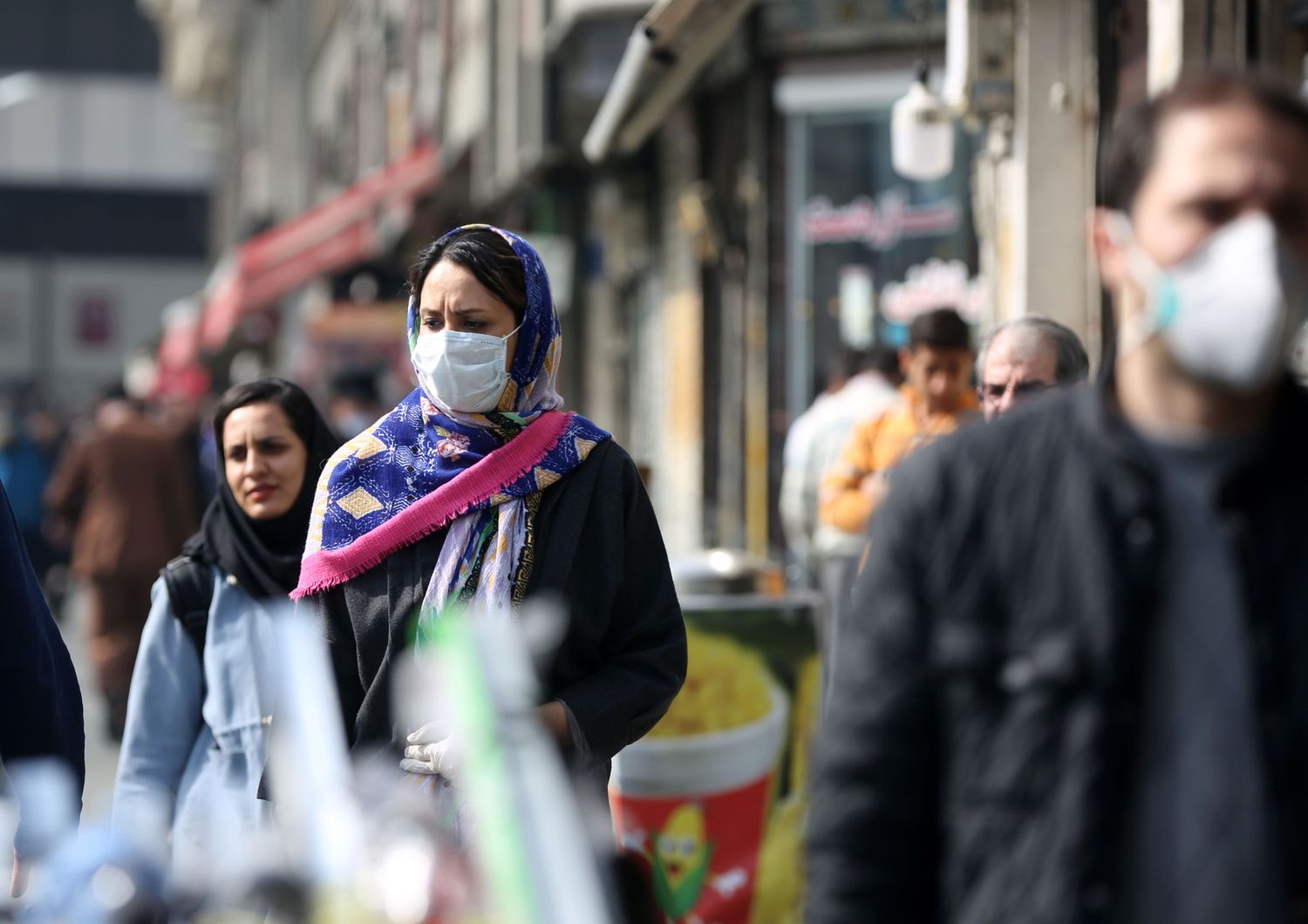 Con la mascherina per le strade di Teheran per paura del coronavirus