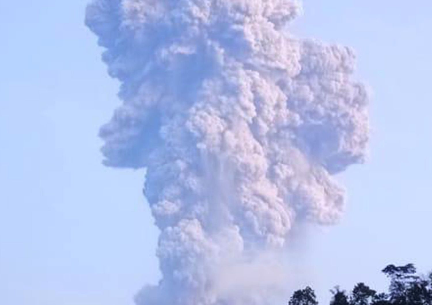 &nbsp;L'eruzione del vulcano Monte Merapi, in Indonesia