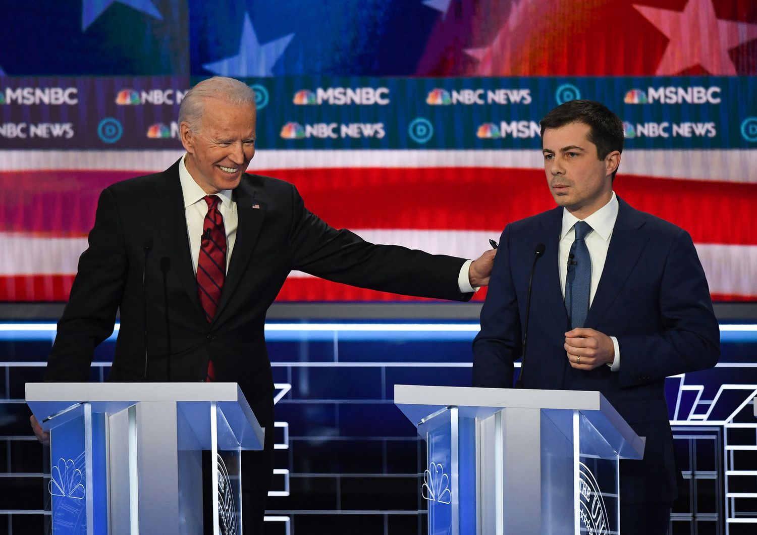 Joe Biden e Pete Buttigieg durante l'ultimo dibattito tv tra i candidati democratici.