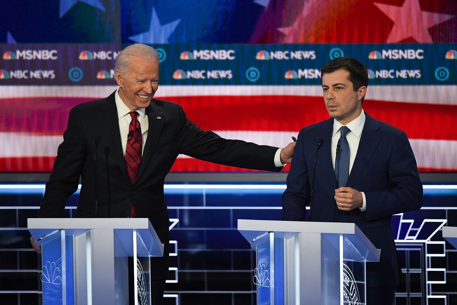 Joe Biden e Pete Buttigieg durante l'ultimo dibattito tv tra i candidati democratici.