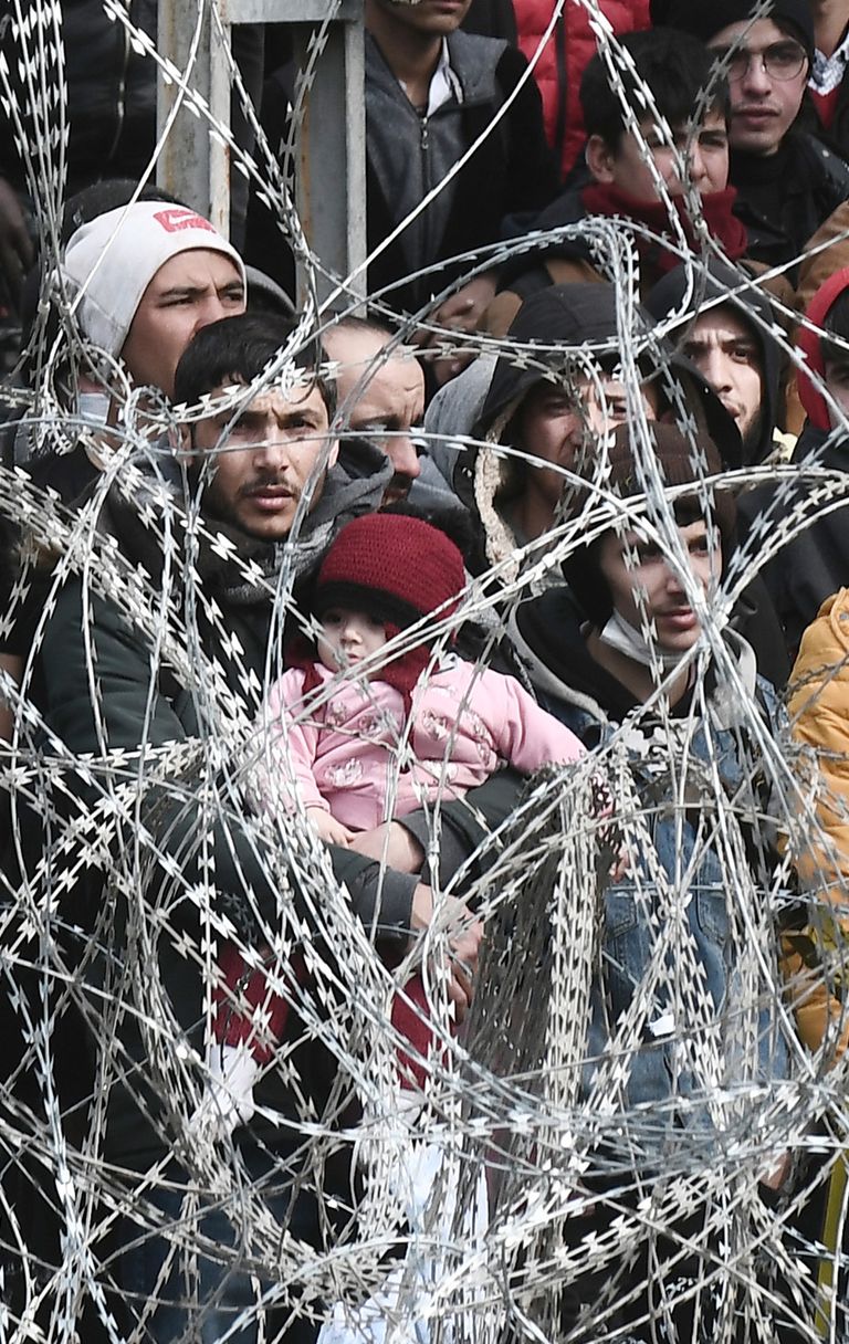 Un muro di spine e indifferenza