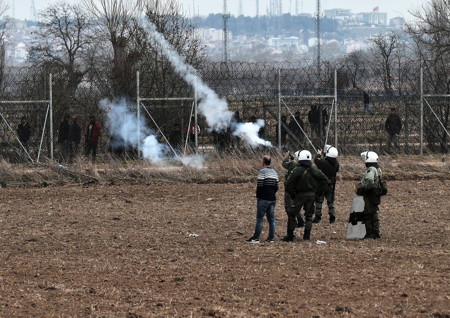 Soldati greci sparano lacrimogeni al confine con la Turchia