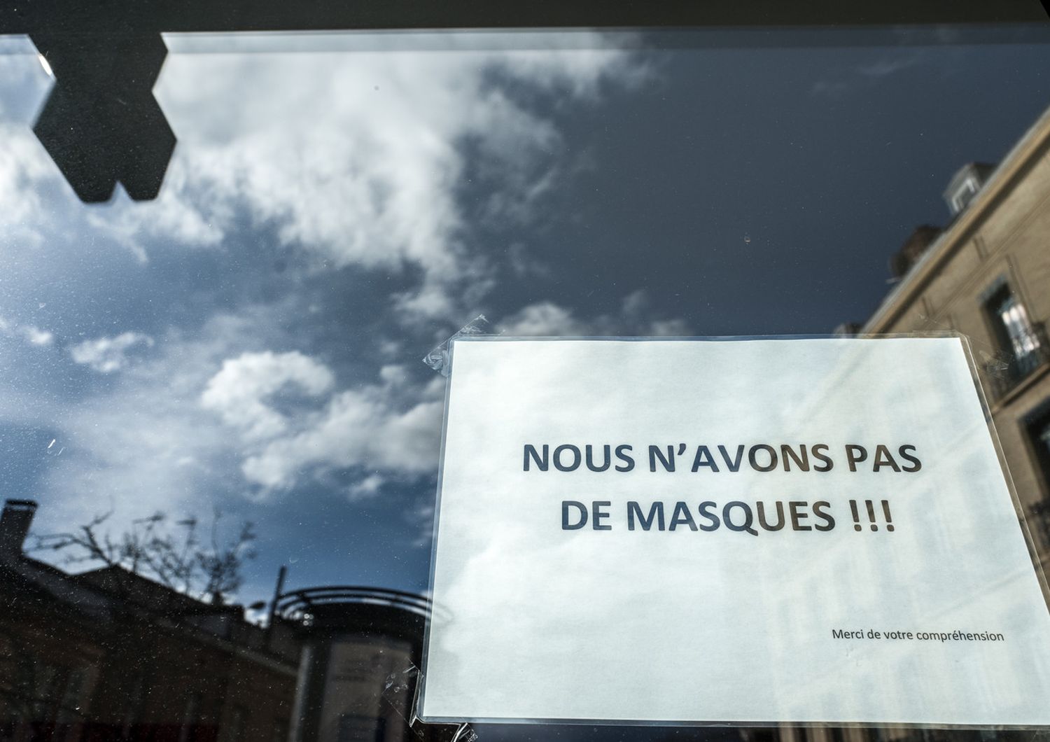 Dopo una penuria di mascherine nella prima fase dell'epidemia, ora la Francia estende l'obbligo di indossarle