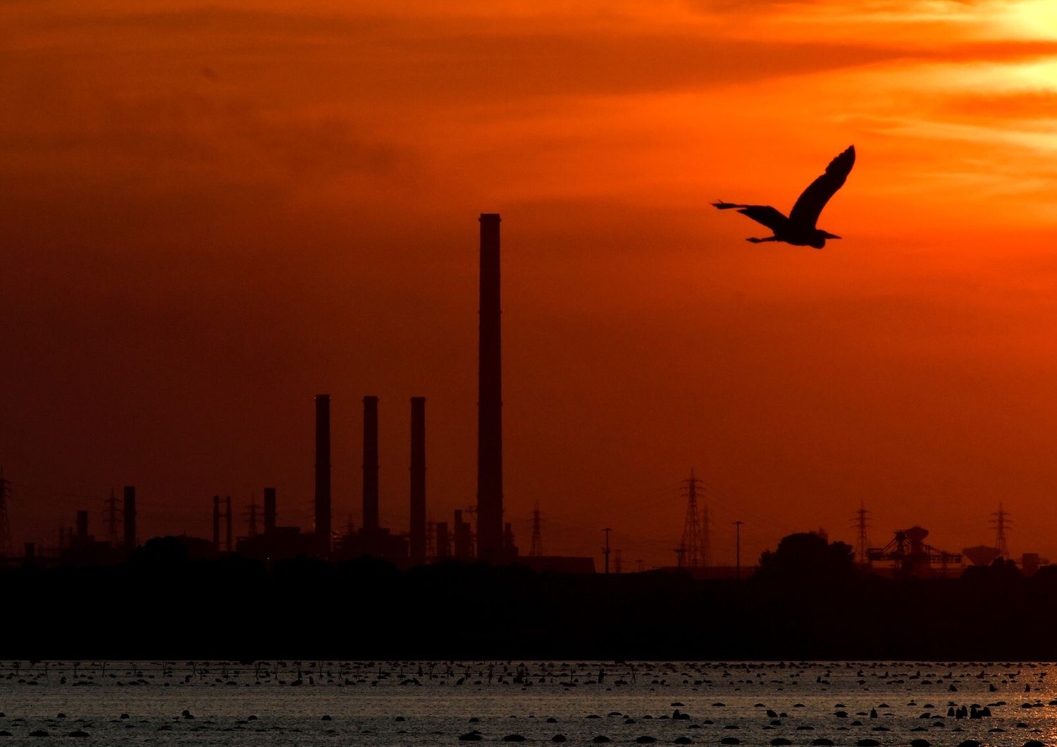 Tramonto sullo stabilimento Arcelor Mittal di Taranto