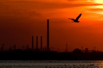 Tramonto sullo stabilimento Arcelor Mittal di Taranto