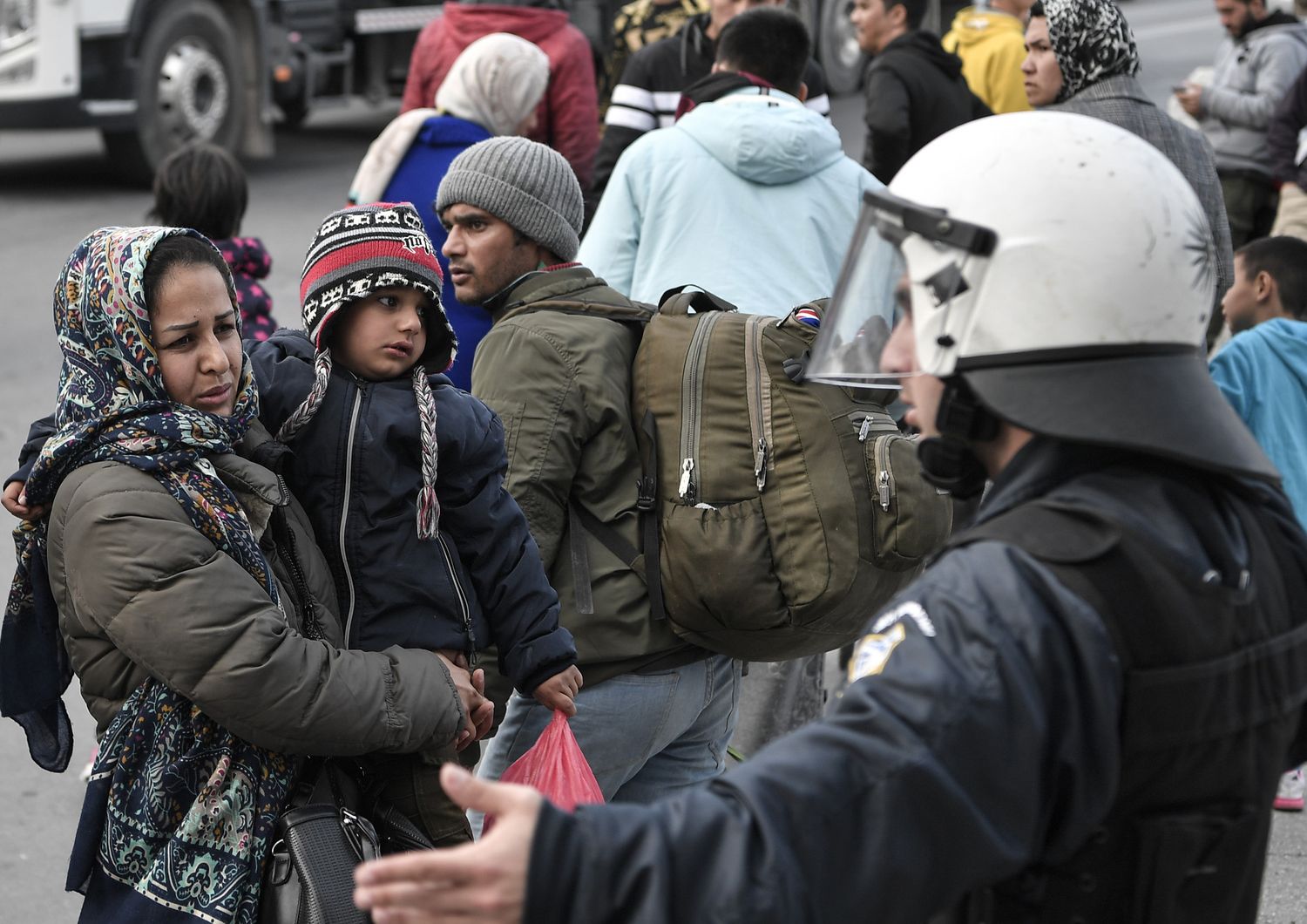 Un poliziotto greco ferma i migranti al confine con la Turchia