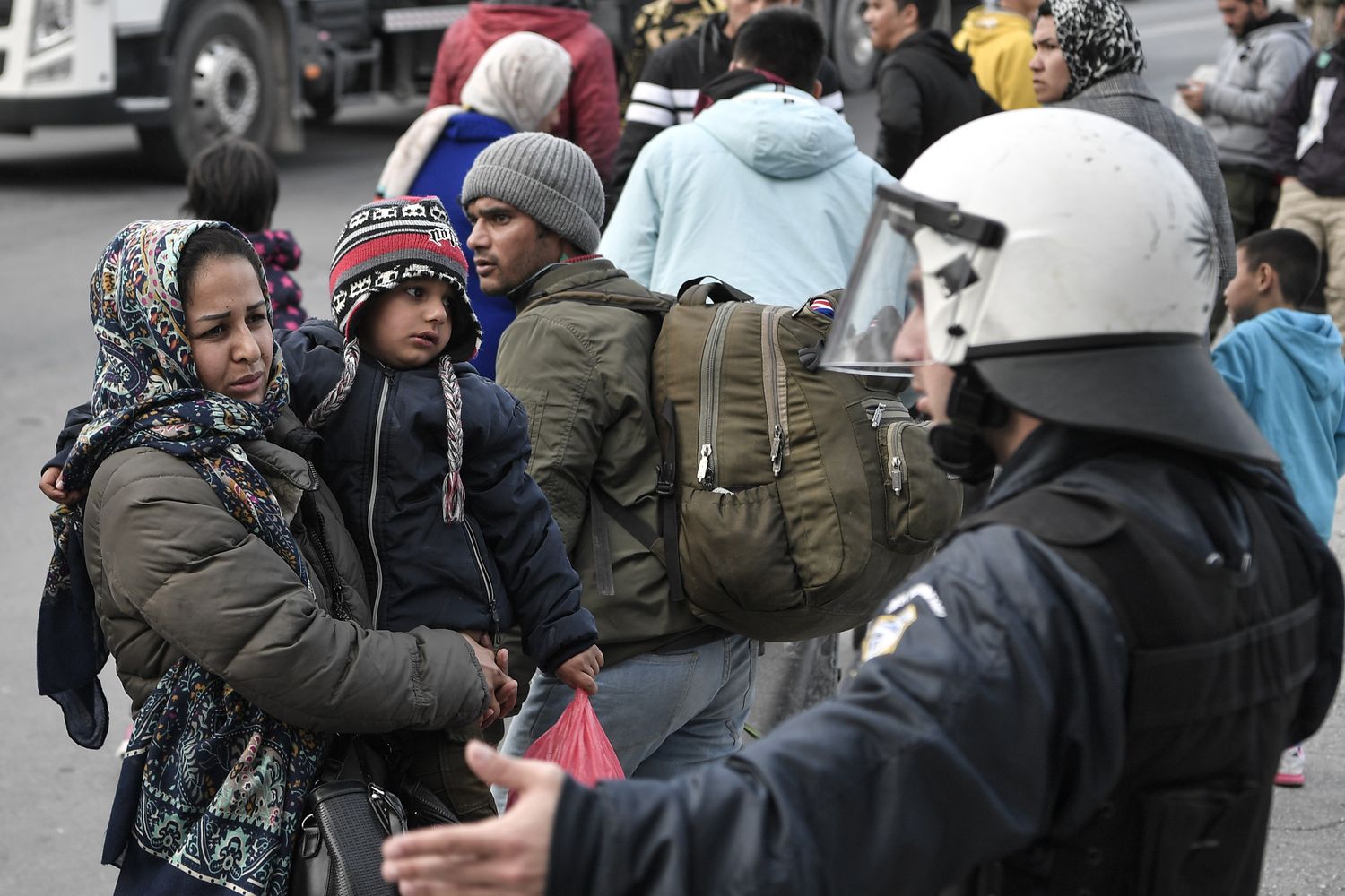 Un poliziotto greco ferma i migranti al confine con la Turchia