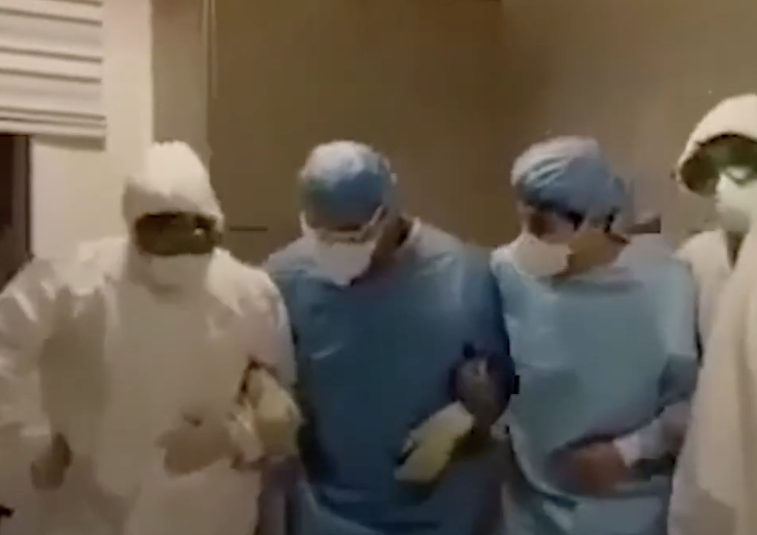 Un frame del video in cui i medici iraniani ballano
