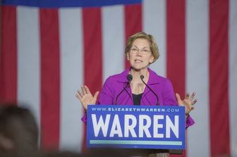 Elizabeth Warren durante la campagna elettorale alla vigilia del Super Tuesday