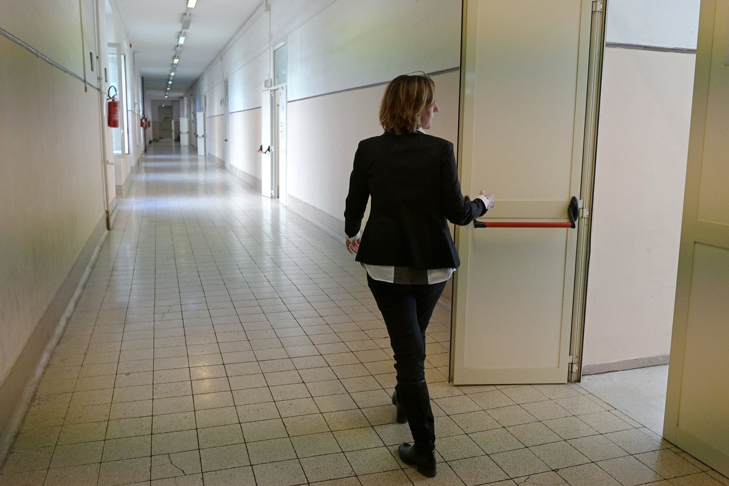 Paola Senesi, preside del Liceo Classico romano 'Giulio Cesare' nei corridoi della scuola deserta