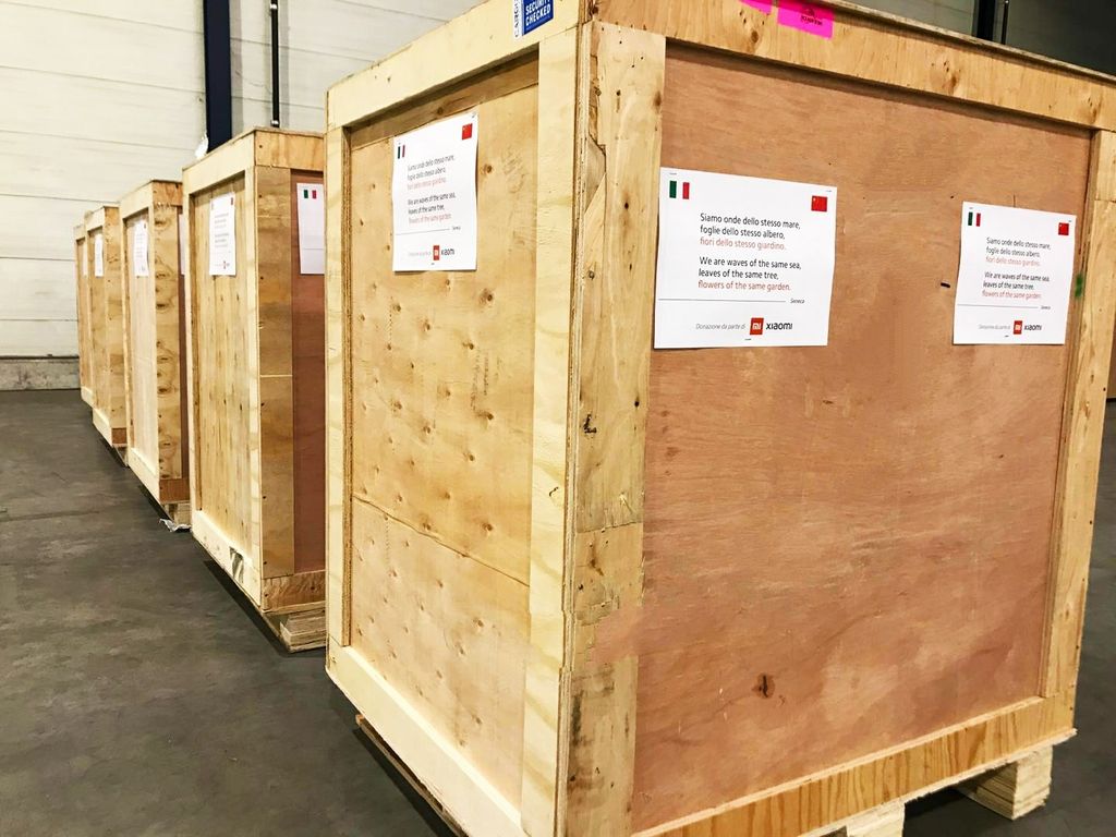 Le casse con le mascherine donate da Xiaomi all'Italia&nbsp;