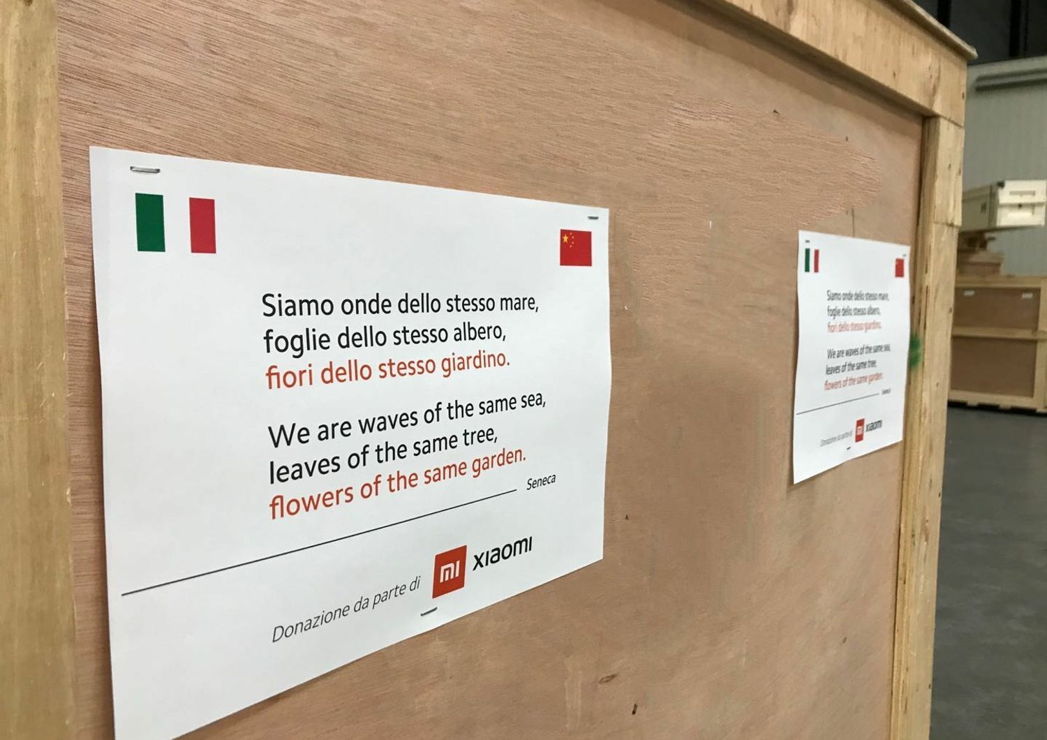 Una cassa con le mascherine donate da Xiaomi all'Italia