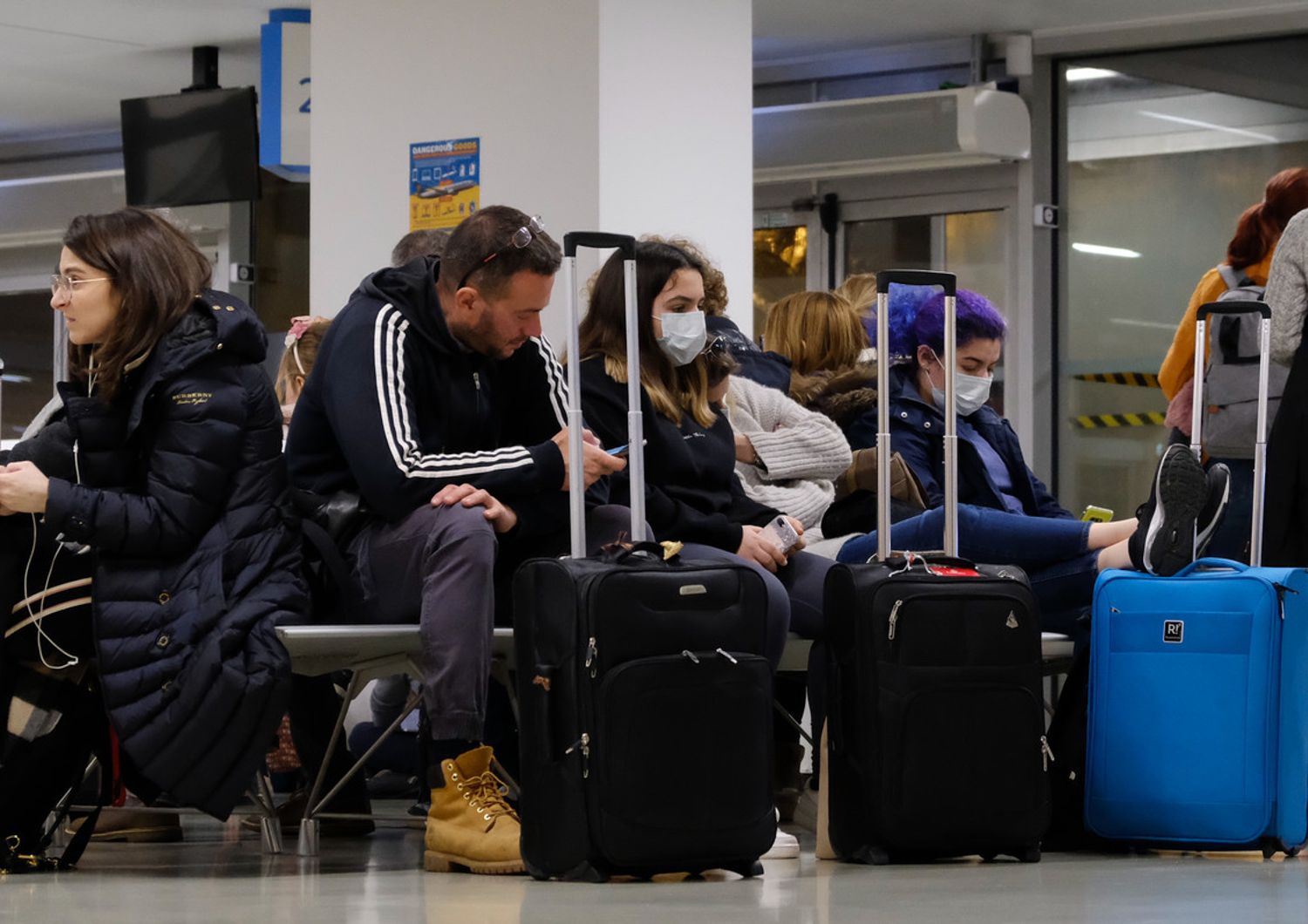 Passeggeri con la mascherina nell'aeroporto di Ronchi dei legionari