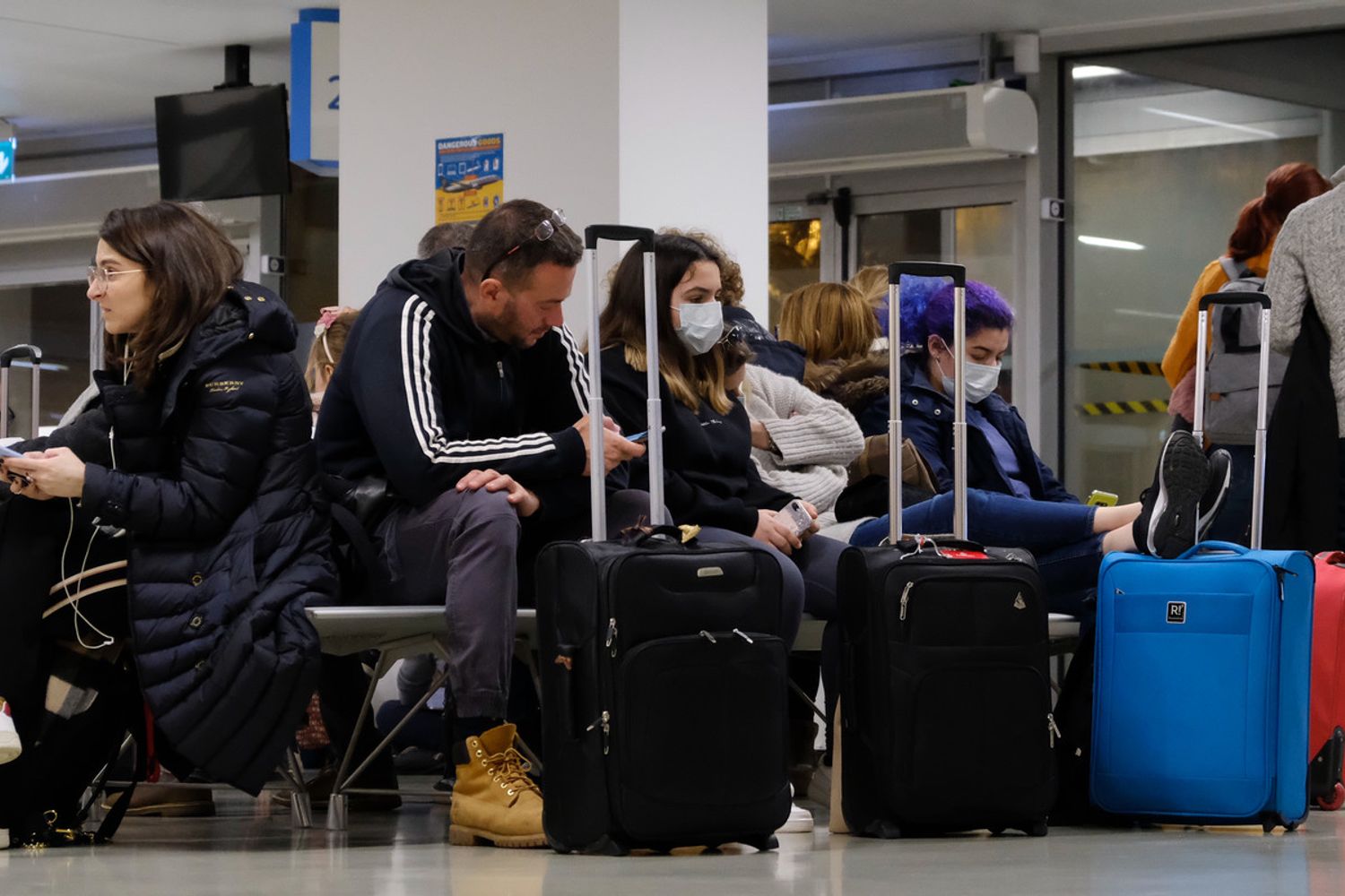 Passeggeri con la mascherina nell'aeroporto di Ronchi dei legionari