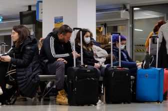 Passeggeri con la mascherina nell'aeroporto di Ronchi dei legionari