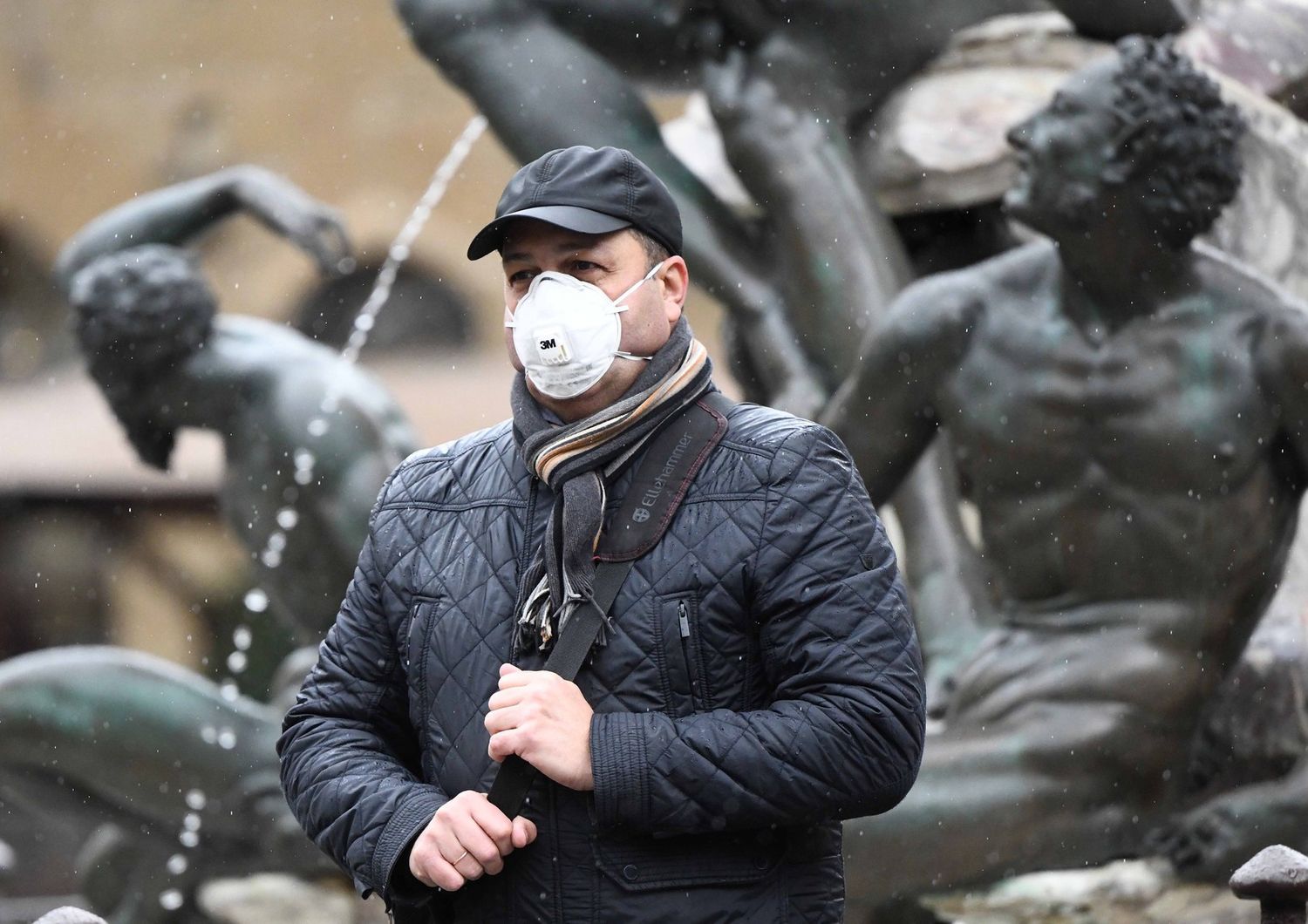 Un turista con una mascherina a Piazza della Signoria, Firenze