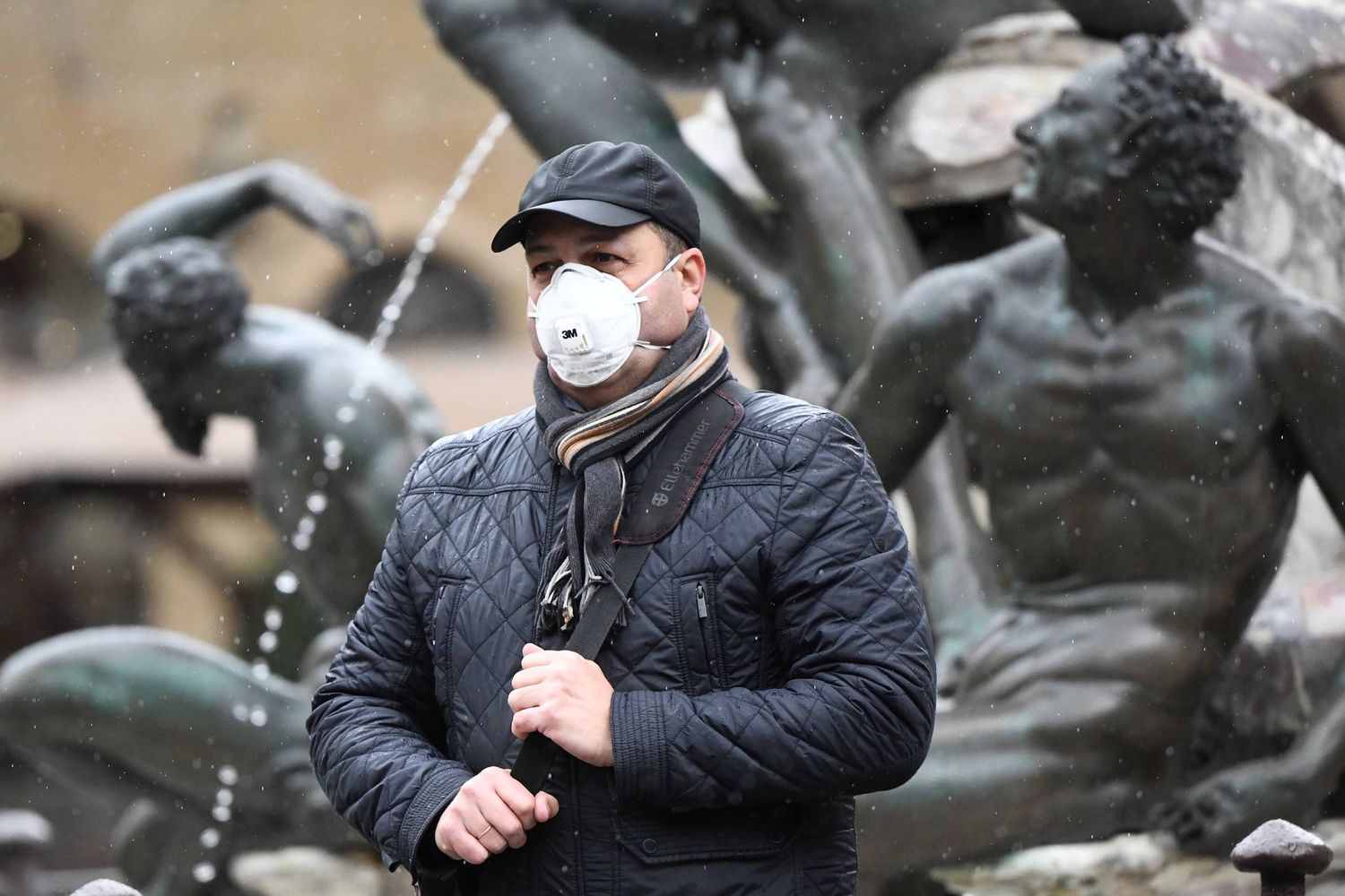 Un turista con una mascherina a Piazza della Signoria, Firenze