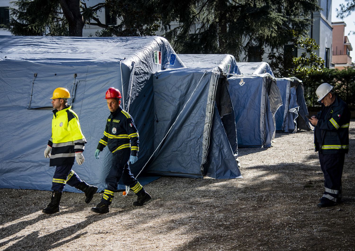 La Protezione Civile inizia il montaggio di alcune tende pretriage nel giardino dell'ospedale Cristo Re di Roma a seguito dell'epidemia di Covid19&nbsp;