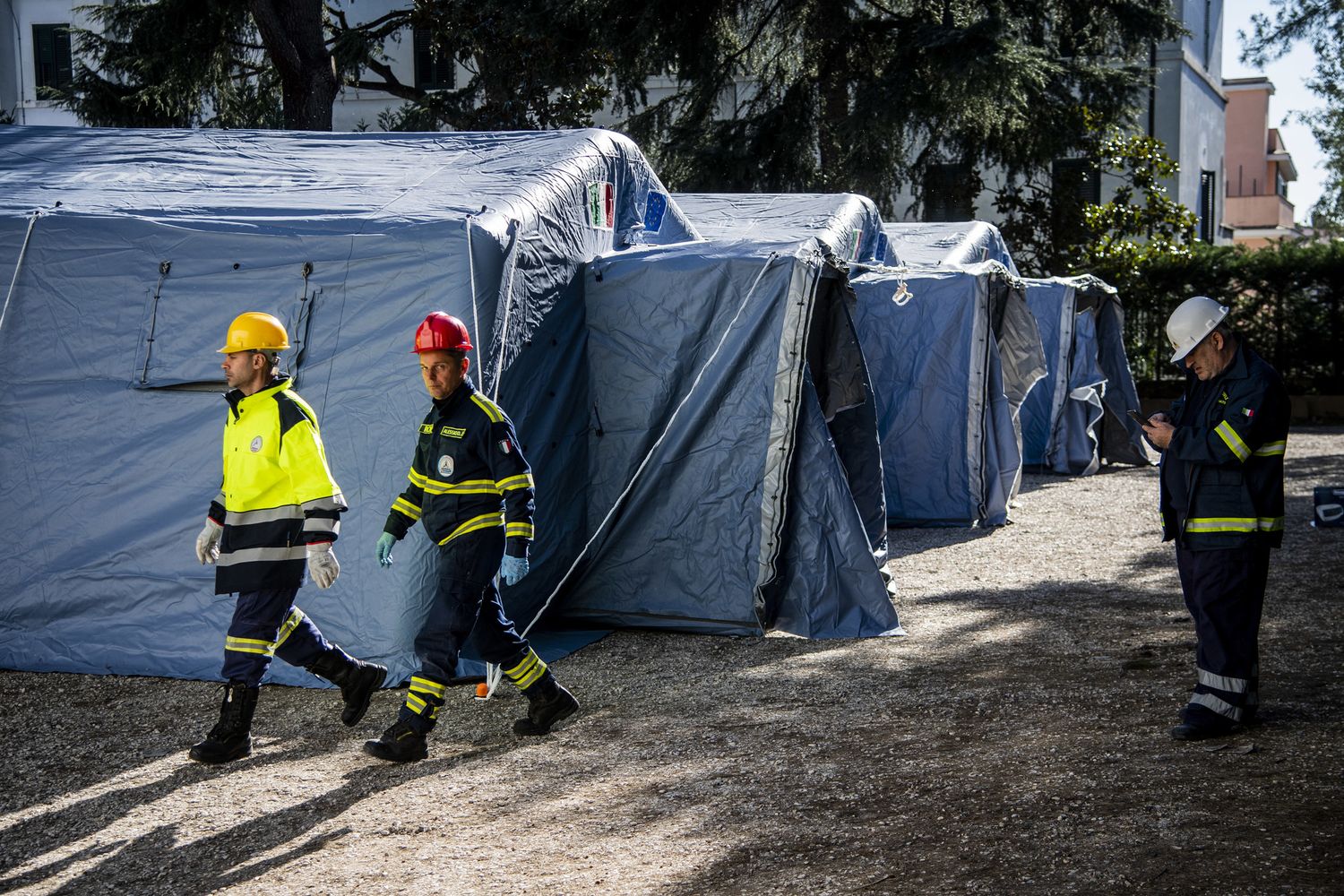 La Protezione Civile inizia il montaggio di alcune tende pretriage nel giardino dell'ospedale Cristo Re di Roma a seguito dell'epidemia di Covid19&nbsp;