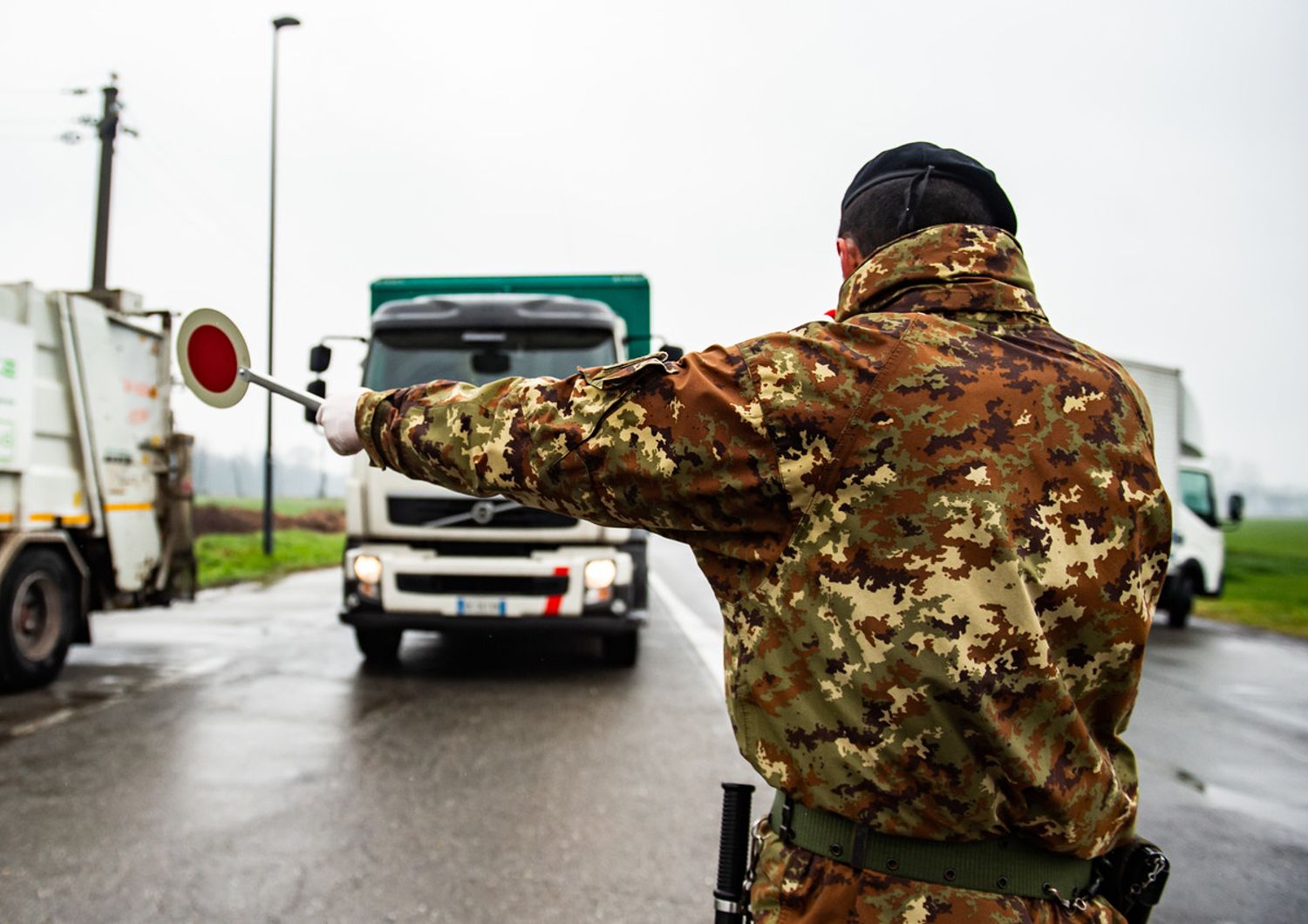 Controlli di esercito e forze dell'ordine ai varchi per il controllo delle aree all'interno della zona rossa