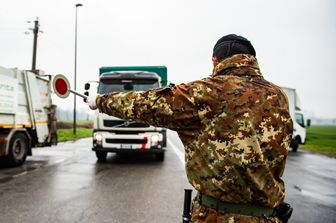 Controlli di esercito e forze dell'ordine ai varchi per il controllo delle aree all'interno della zona rossa