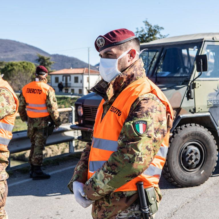 Blocco dell'esercito italiano al confine della zona rossa di Vo' Euganeo,per l'emergenza coronavirus