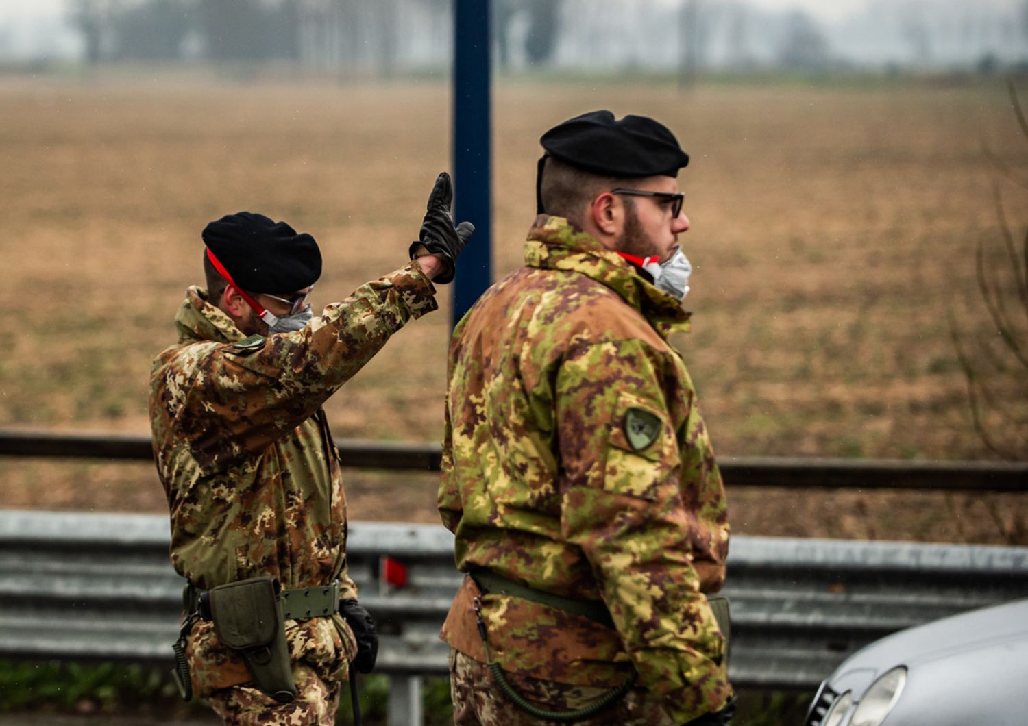 Coronavirus, controlli di esercito e forze dell'ordine ai varchi, nel basso lodigiano, per il controllo delle aree all'interno della zona rossa&nbsp;