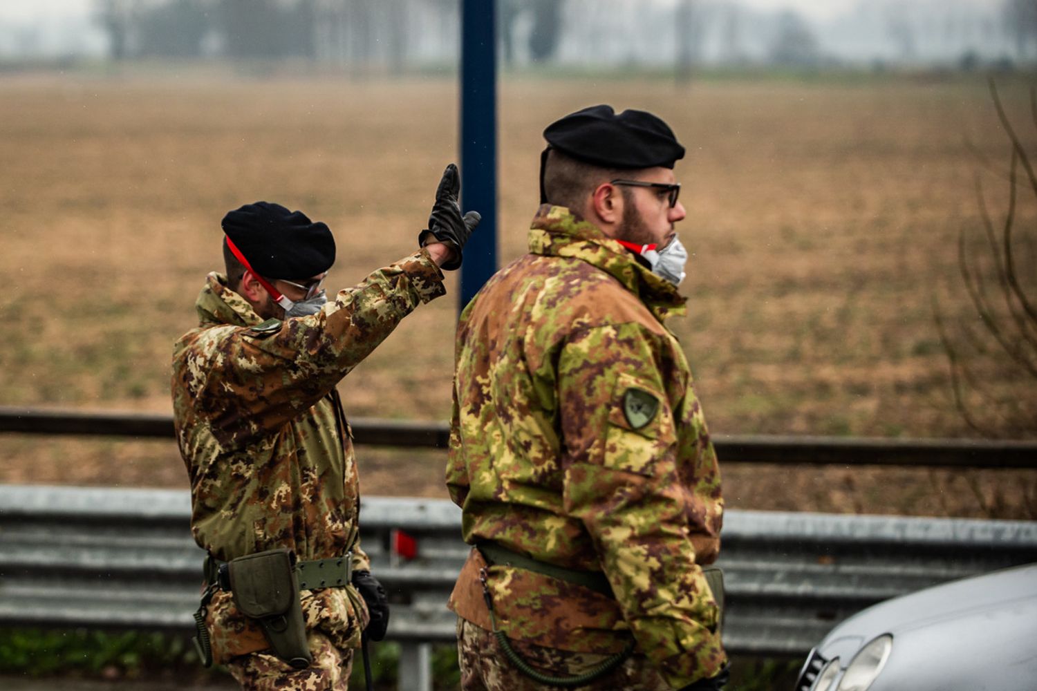 Coronavirus, controlli di esercito e forze dell'ordine ai varchi, nel basso lodigiano, per il controllo delle aree all'interno della zona rossa&nbsp;