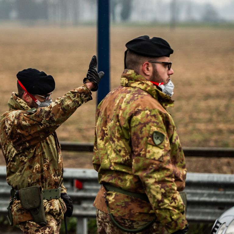 Coronavirus, controlli di esercito e forze dell'ordine ai varchi, nel basso lodigiano, per il controllo delle aree all'interno della zona rossa&nbsp;