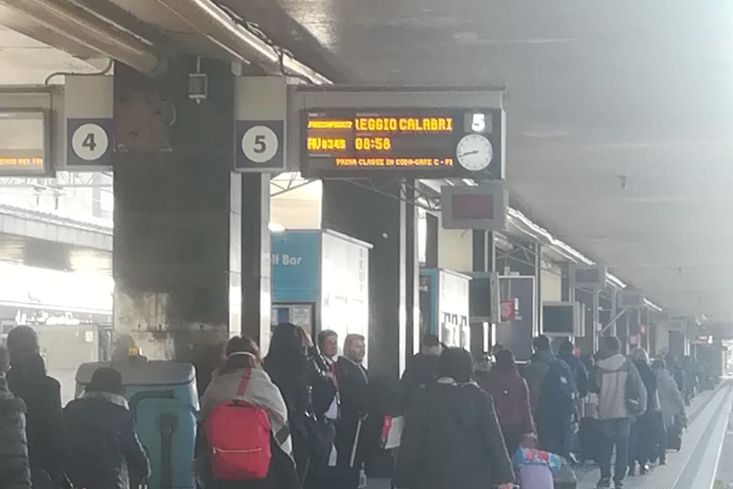 I caos sulla banchina del treno in partenza da Termini e diretto a Reggio Calabria