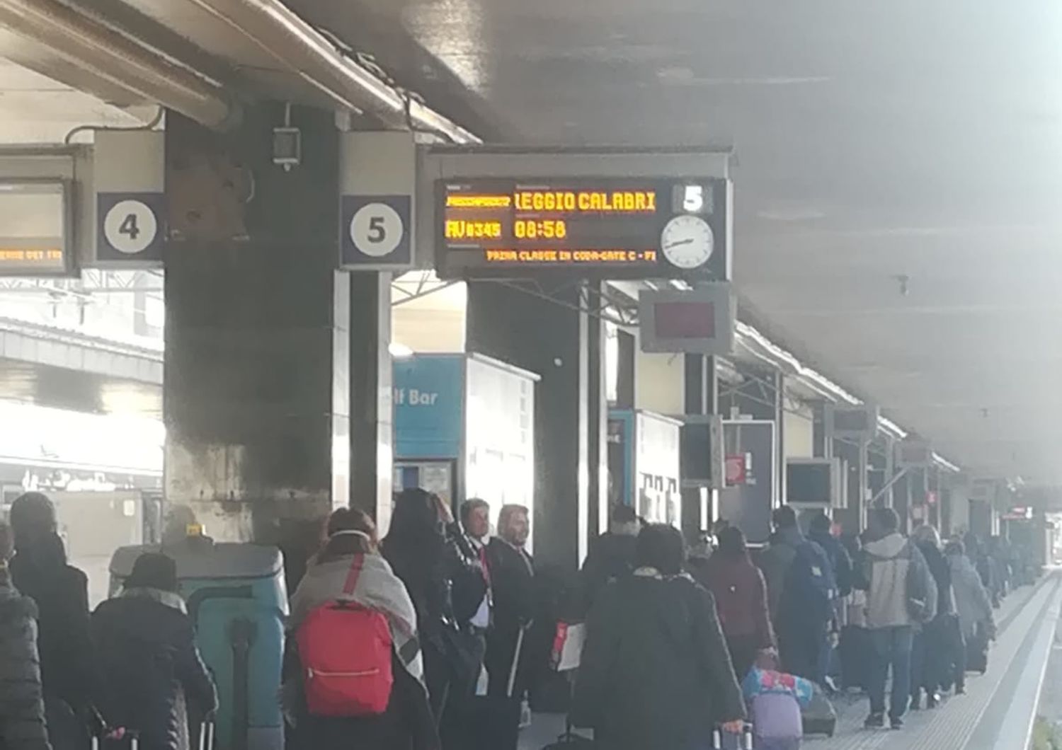 I caos sulla banchina del treno in partenza da Termini e diretto a Reggio Calabria