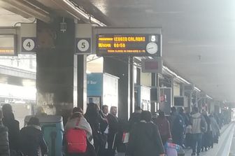 I caos sulla banchina del treno in partenza da Termini e diretto a Reggio Calabria
