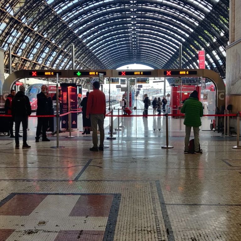 La stazione Centrale di Milano il giorno dopo l'assalto ai treni diretti a sud