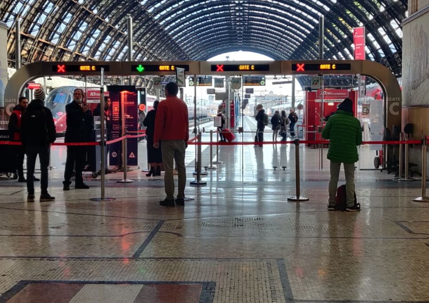 La stazione Centrale di Milano il giorno dopo l'assalto ai treni diretti a sud