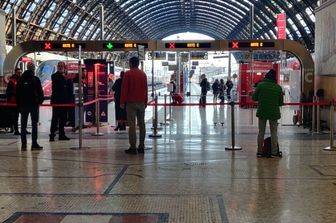 La stazione Centrale di Milano il giorno dopo l'assalto ai treni diretti a sud