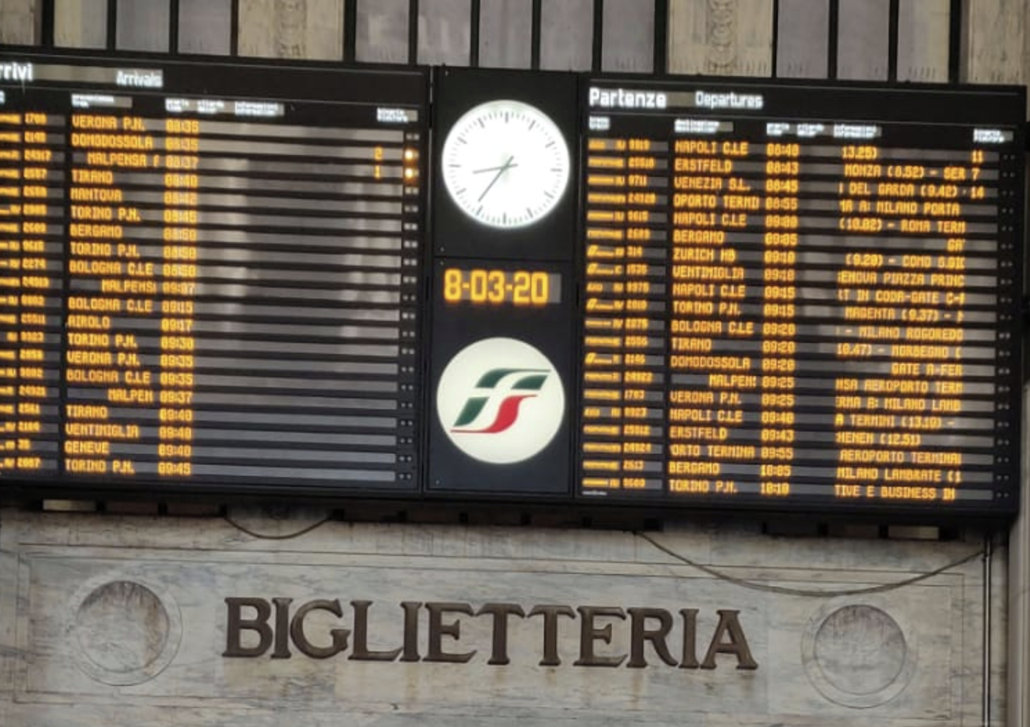 Il tabellone dei treni alla stazione Centrale di Milano