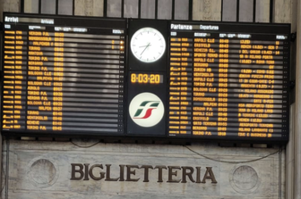 Il tabellone dei treni alla stazione Centrale di Milano