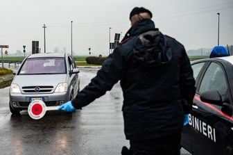 Controlli di esercito e forze dell'ordine ai varchi, nel basso lodigiano, per il controllo delle aree all'interno della zona rossa dell'epidemia di coronavirus&nbsp;