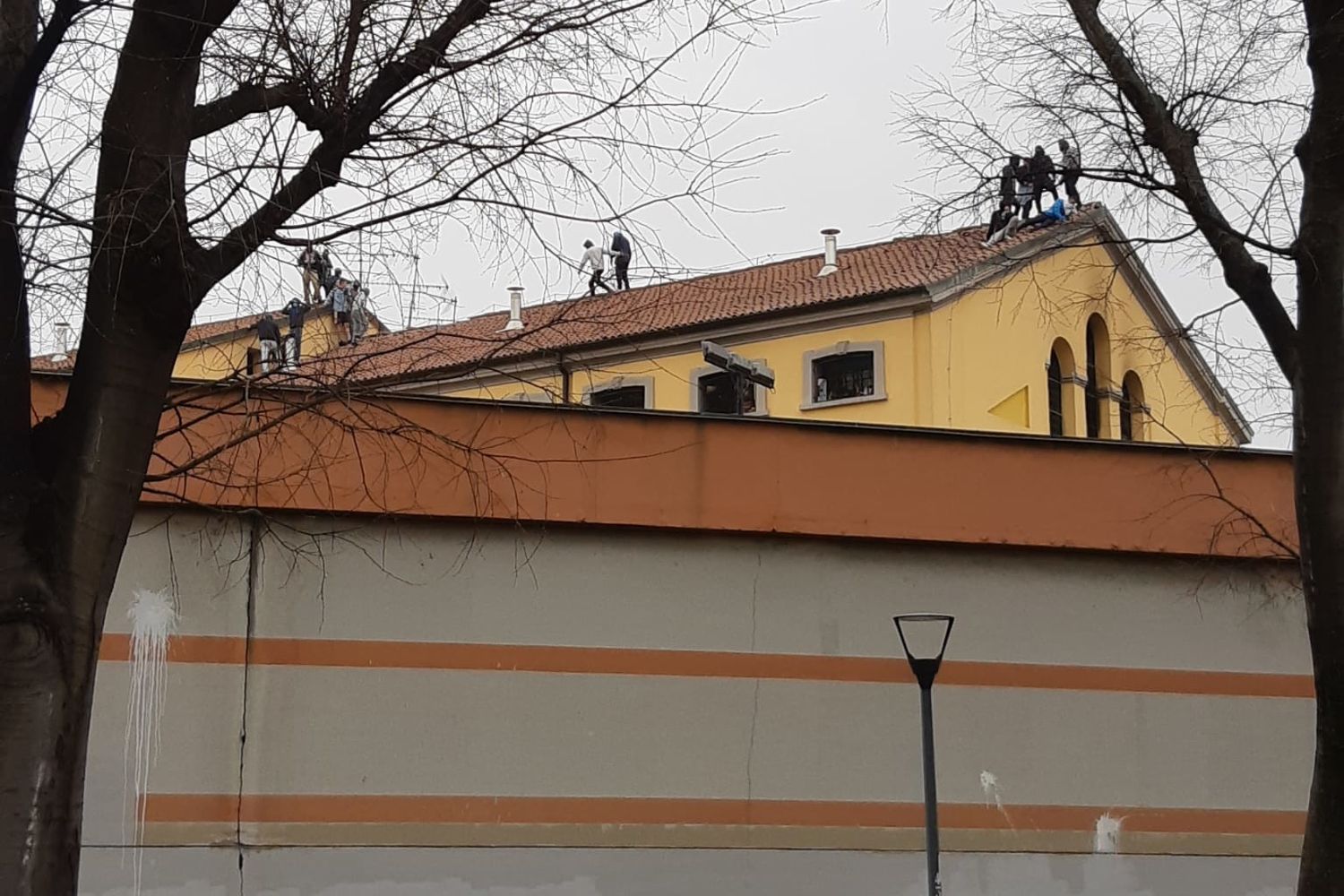 Detenuti sul tetto a San Vittore