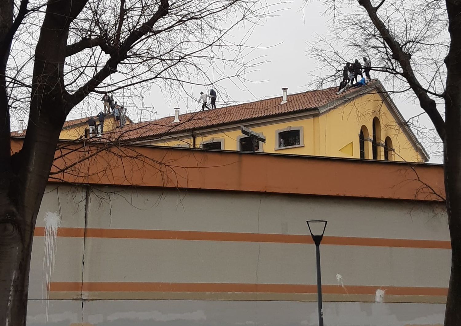 Detenuti sul tetto a San Vittore