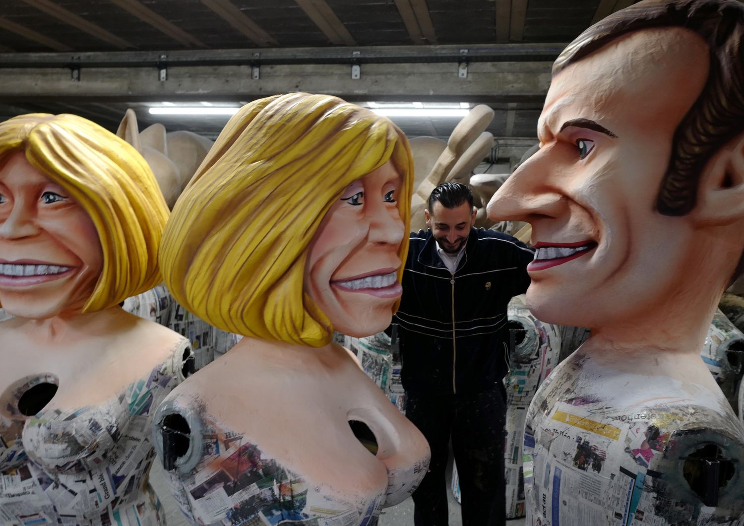 Ultimi ritocchi alle statue di Brigitte ed Emmanuel Macron per il Carnevale di Nizza