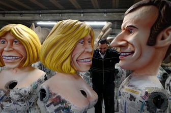 Ultimi ritocchi alle statue di Brigitte ed Emmanuel Macron per il Carnevale di Nizza