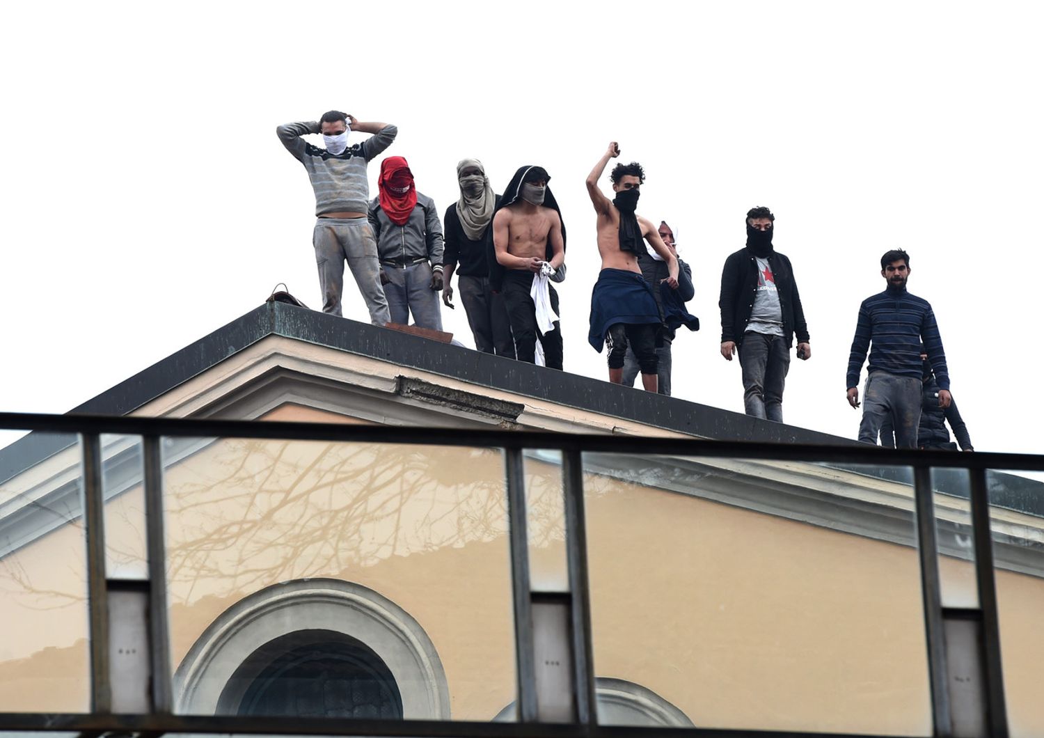 Detenuti sul tetto del carcere di San Vittore a Milano