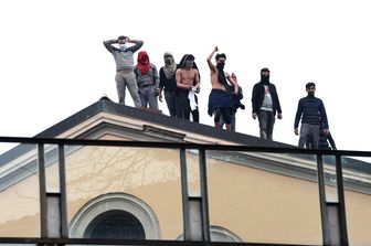 Detenuti sul tetto del carcere di San Vittore a Milano