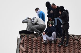 Detenuti sul tetto del carcere di San Vittore