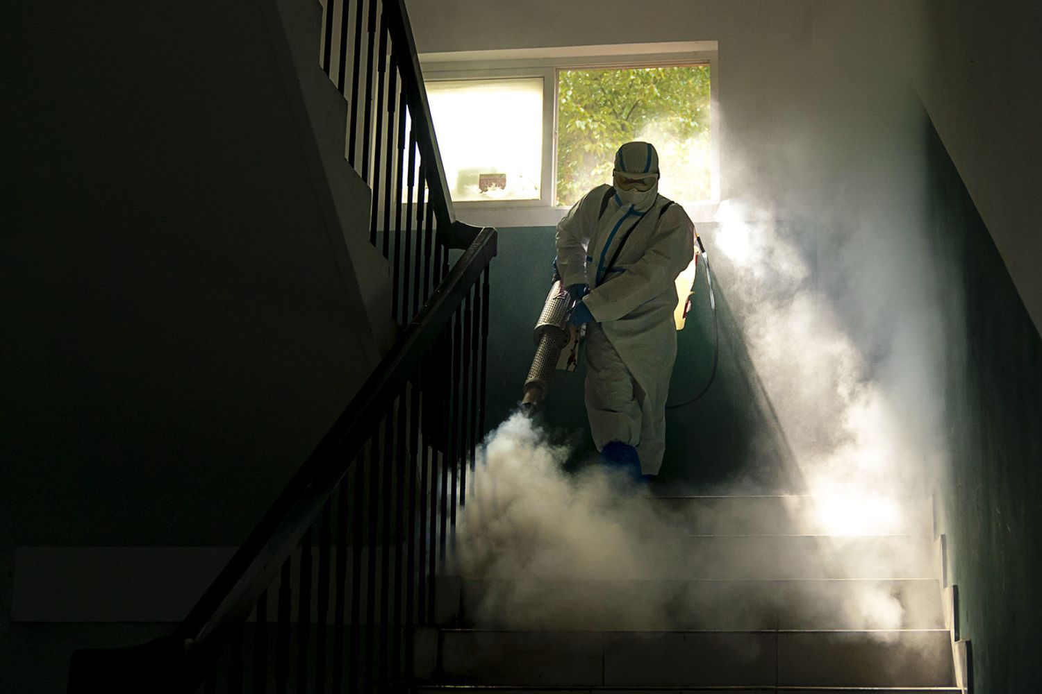 Disinfezione contro il coronavirus in un condominio di Wuhan, in Cina